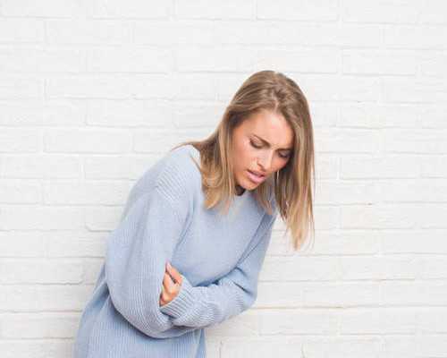 周扬青真任性！黑色修身裙下竟配双老爹鞋，时尚感全靠好身材撑！